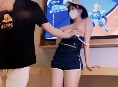 Cô bán TV xinh đẹp cùng người khách may mắn