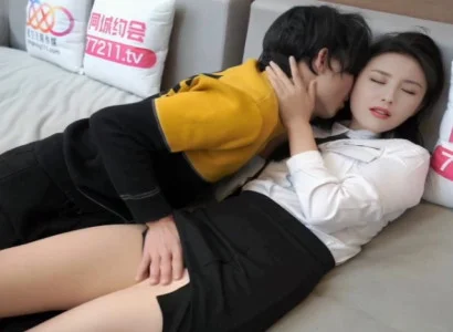 Cô nhân viên văn phòng bí mật chịch với sếp vì tiền