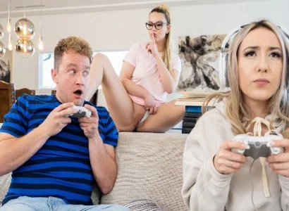 cô bé ham chơi game đến mức bị bạn thân giành mất người yêu