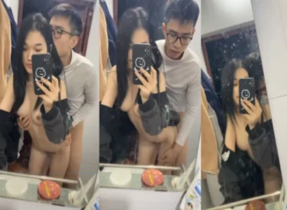 Cặp sinh viên trẻ đang quan hệ với nhau trước gương
