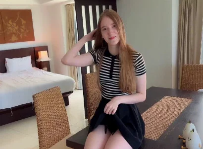 Người đàn ông đi lẻ dụ lễ tân vào phòng địt nhau