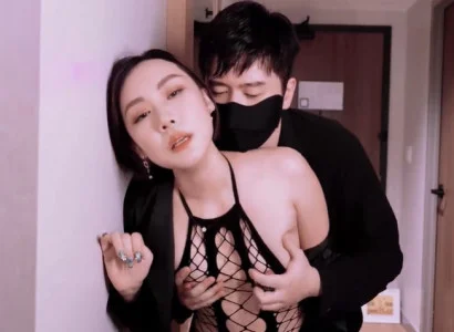 Người vợ bán thân cho sếp để có tiền trả nợ cho chồng