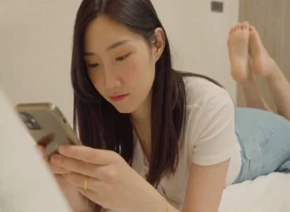 Người đàn bà ăn vụng với anh nhân viên giao hàng